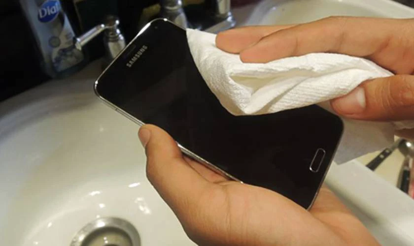 Cẩn thận lau khô bên ngoài điện thoại Samsung 
