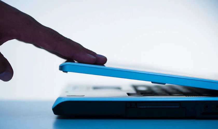 Có nên gập màn hình laptop mà không tắt máy?