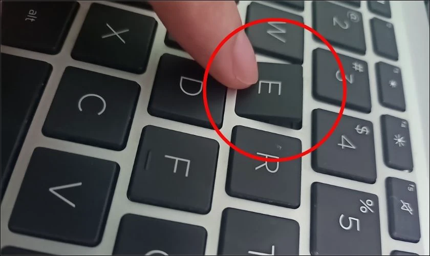 Phím bị kẹt, bung ra gây khó khăn khi nhập liệu cần thay mới