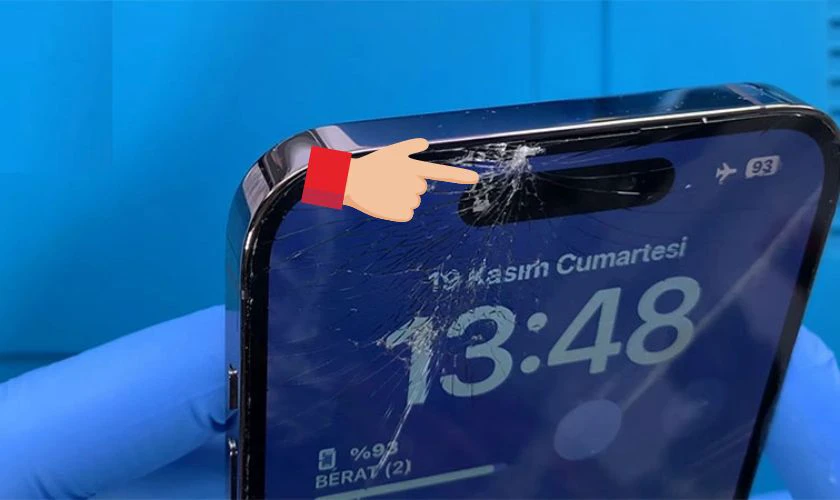 Màn hình bị nứt, vỡ, trầy xước nặng cần được thay mới càng sớm càng tốt