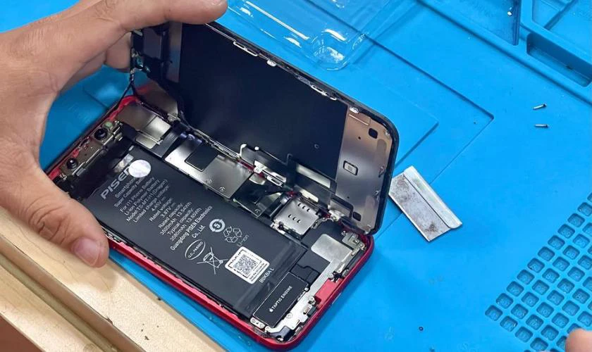 Quy trình thay pin iPhone 12 Mini giá phải chăng tại Điện Thoại Vui