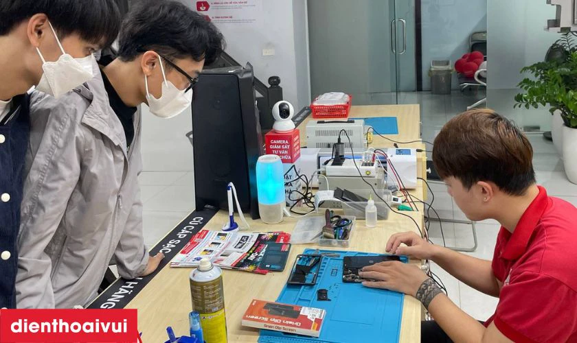 Khách hàng có thể quan sát quá trình thay pin của kỹ thuật viện tại cửa hàng