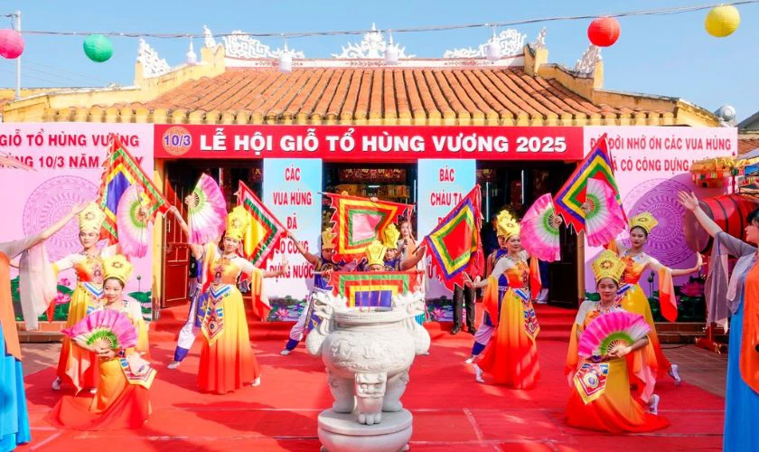Hoạt động biểu diễn nghệ thuật và trò chơi dân gian