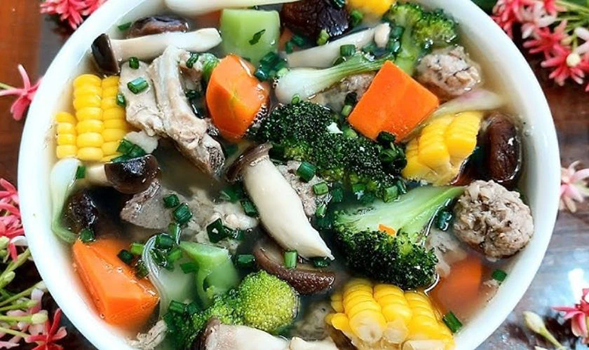 Canh rau củ thập cẩm là món ăn quen thuộc của mọi nhà