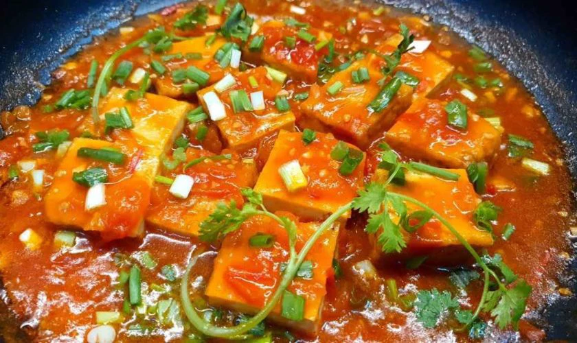 Đậu hũ sốt cà là món ăn quen thuộc và được ưa chuộng nhờ vị đậm đà, dễ ăn