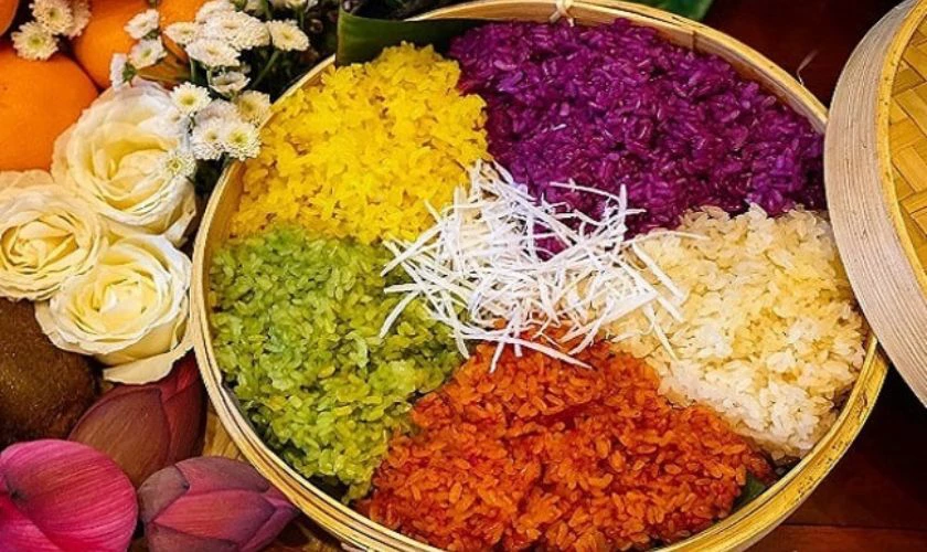 Xôi ngũ sắc mang đến điểm nhấn nổi bật cho mâm cỗ ngày Giỗ Tổ Hùng Vương