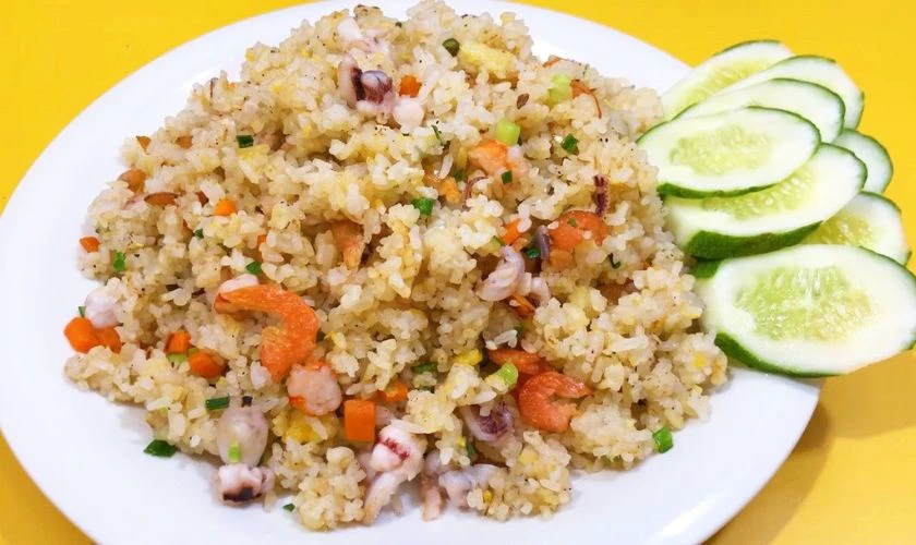 Cơm chiên hải sản là lựa chọn dễ chế biến và phù hợp với nhiều gia đình