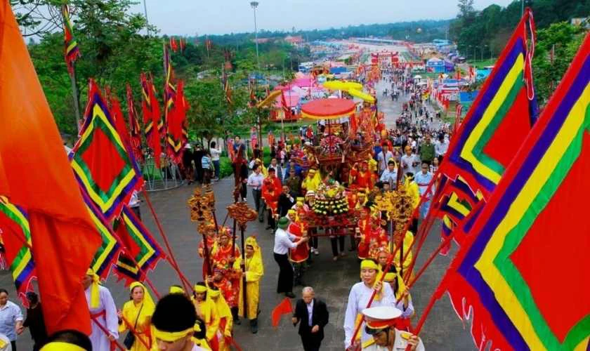 Lễ dâng hoa tại phù điêu “Bác Hồ nói chuyện với Đại đoàn quân Tiên phong”