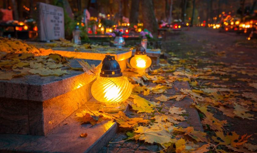 Ở Áo, người dân thường để lại bánh mì, nước và đèn sáng trong đêm Halloween