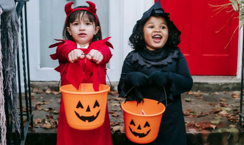 Trẻ chơi trò Trick or Treat