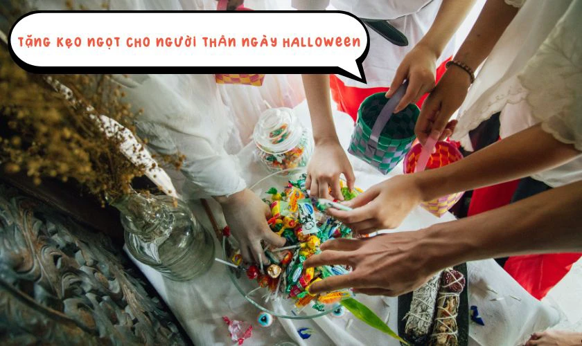 Tặng kẹo ngọt, quà cho người thân