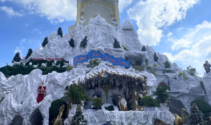 Mẫu hang đá Giáng Sinh lớn tại nhà thờ