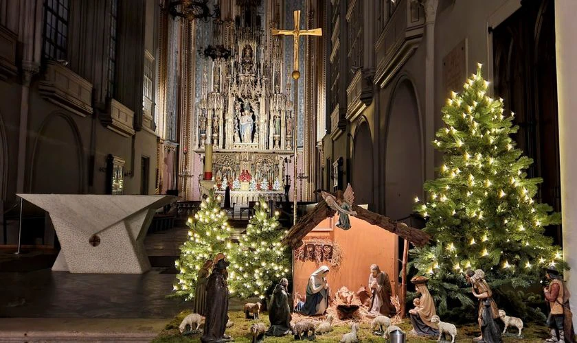 Mẫu hang đá Giáng Sinh ấn tượng tại nhà thờ