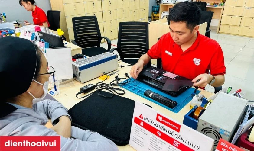 Qu&aacute; tr&igrave;nh thay b&agrave;n ph&iacute;m Asus TP550 được thực hiện c&ocirc;ng khai