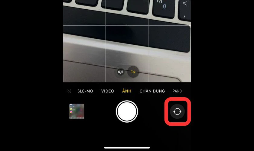 Nhấn vào biểu tượng xoay để chuyển về camera selfie trước