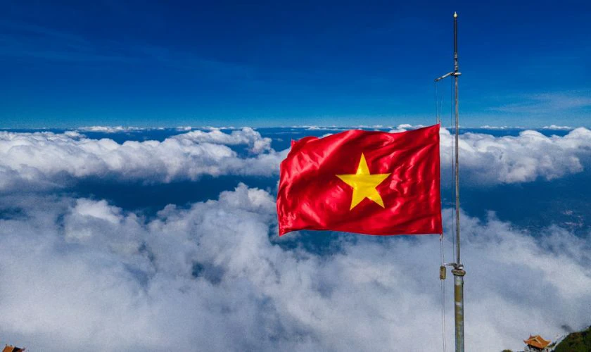 Hình ảnh cờ đỏ sao vàng 2/9 tung bay trên bầu trời