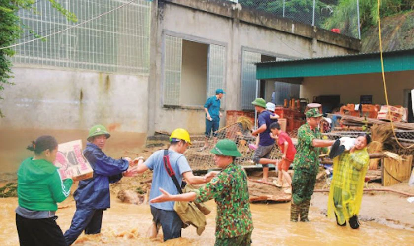Hình ảnh bộ đội và toàn dân
