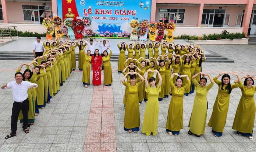 Hình ảnh Back to School 2025 về giáo viên đẹp nhất