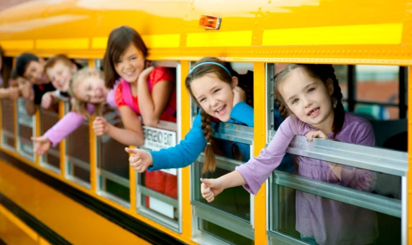 Hình ảnh Back to School 2025 không khí rộn ràng đẹp