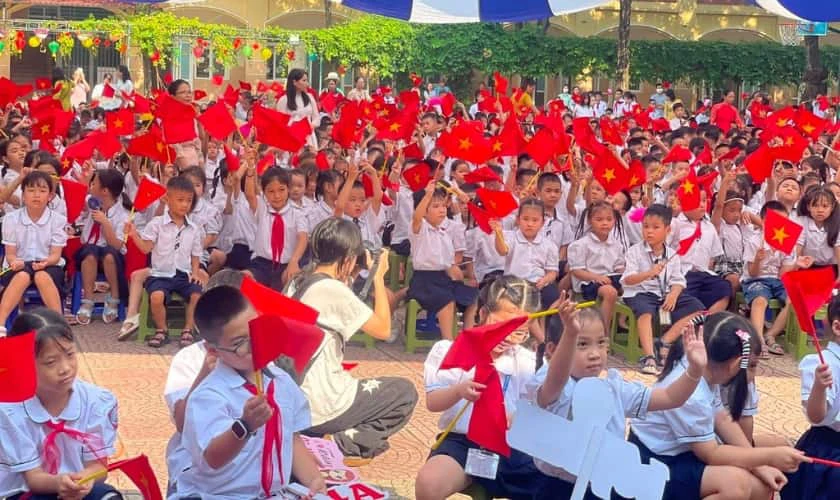 Hình ảnh Back to School 2025 không khí rộn ràng vui