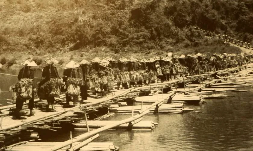 Hình ảnh chiến thắng Điện Biên Phủ với lá cờ đỏ sao vàng tung bay