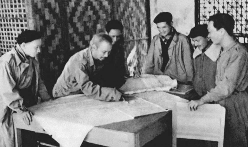 Hình ảnh Chủ tịch Hồ Chí Minh theo dõi diễn biến chiến dịch qua bản đồ