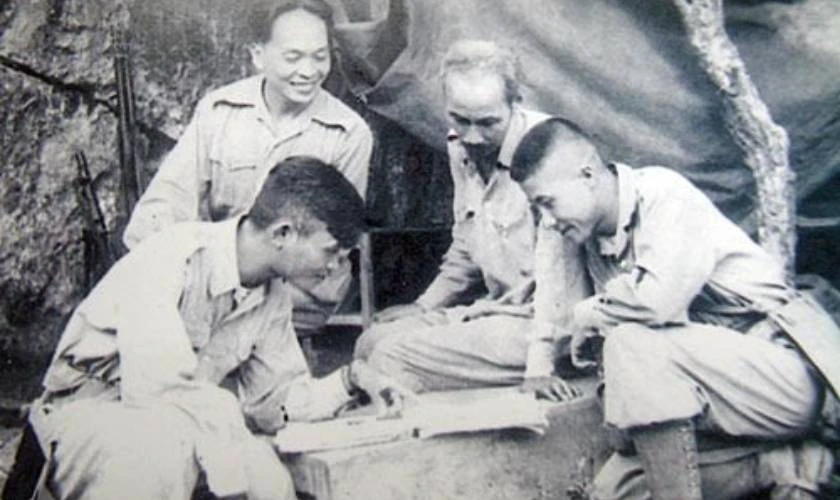 Bức tranh tái hiện Chủ tịch Hồ Chí Minh cùng Đại tướng Võ Nguyên Giáp