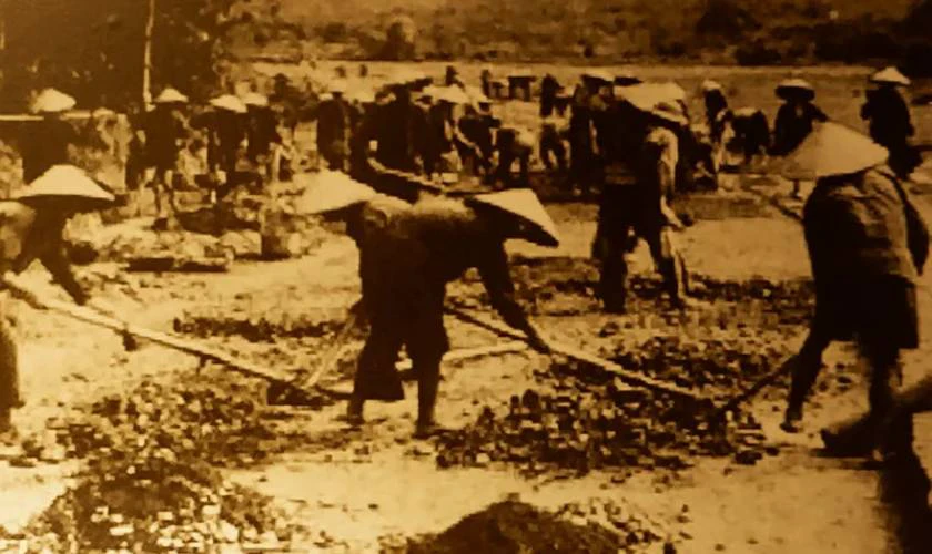 Hình ảnh chiến thắng Điện Biên Phủ với bộ đội tiến vào trung tâm