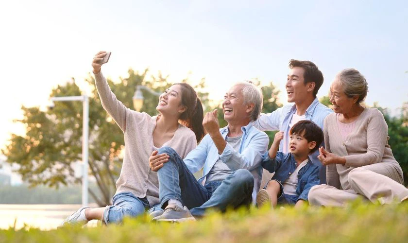 Hình ảnh Gia đình Việt Nam dễ thương, hài hước, đầy tiếng cười
