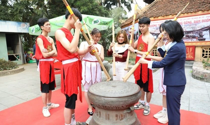 Hình ảnh sinh hoạt bên trống đồng đậm đà bản sắc