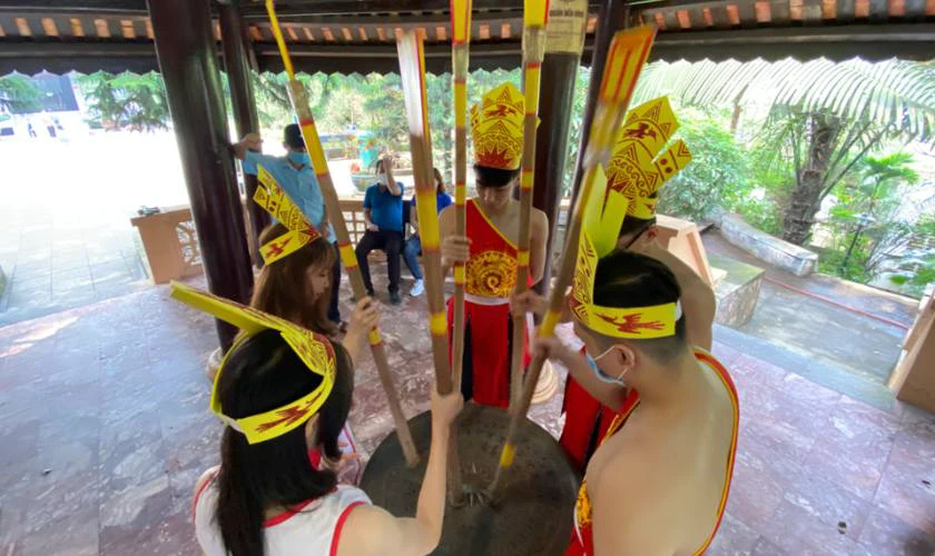 Hình ảnh Giỗ tổ Hùng Vương trống đồng đậm đà bản sắc