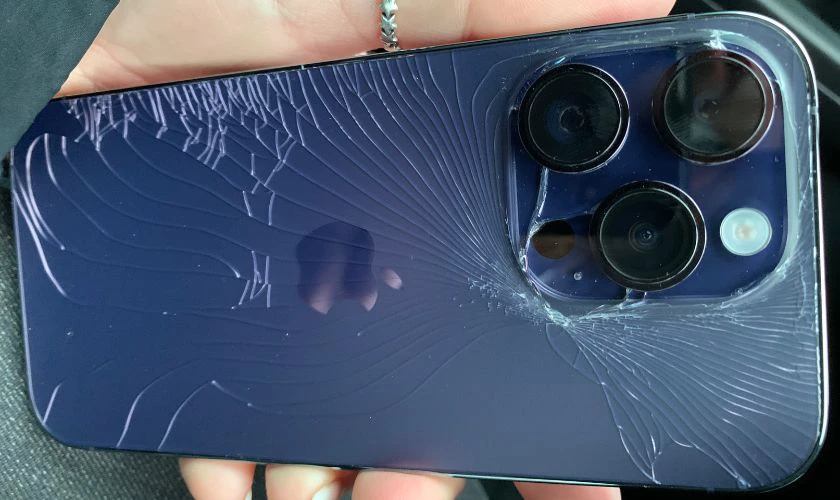 iPhone 12 Pro Max bị vỡ camera