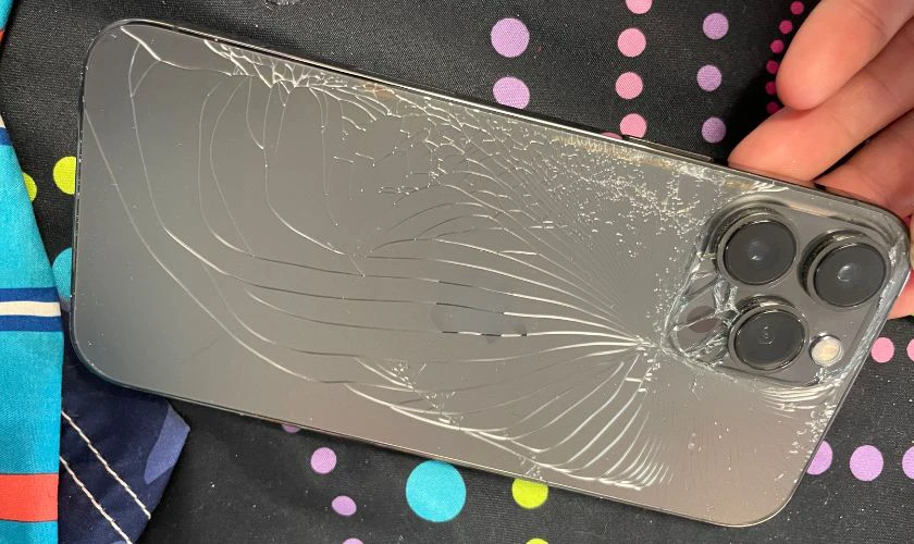 Hình ảnh iPhone 12 Pro Max bị vỡ toàn bộ khung sườn