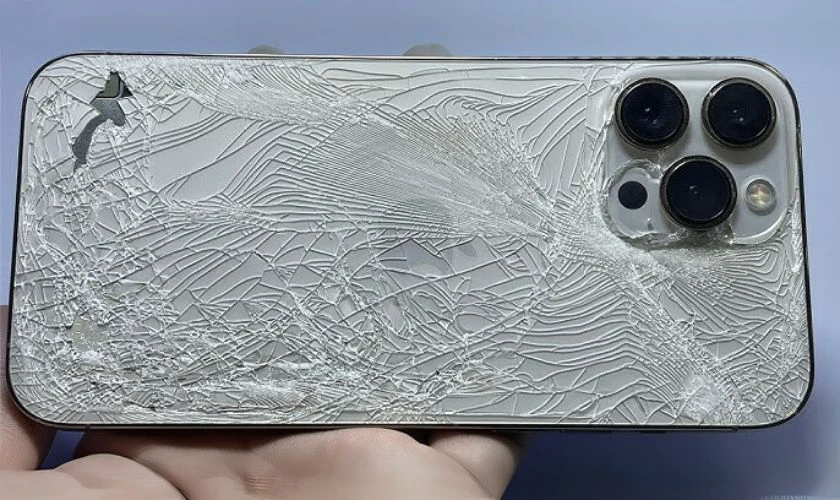 Ảnh iPhone 12 Pro Max bị vỡ toàn bộ khung sườn