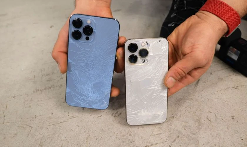 iPhone 12 Pro Max bị vỡ toàn bộ khung sườn