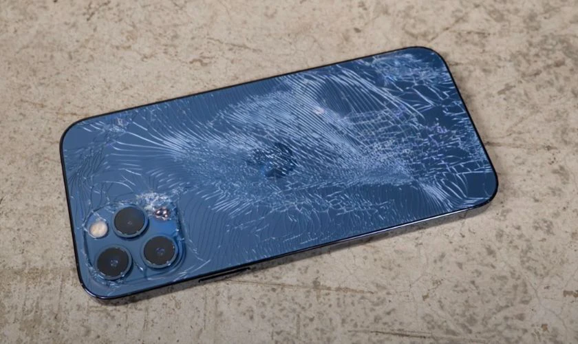 Hình ảnh iPhone 12 Pro Max bị vỡ mặt lưng
