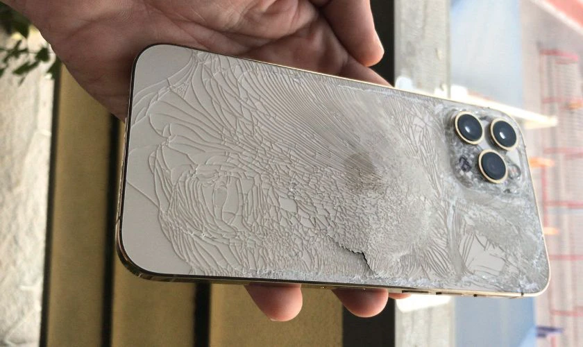 Ảnh iPhone 12 Pro Max bị vỡ mặt lưng