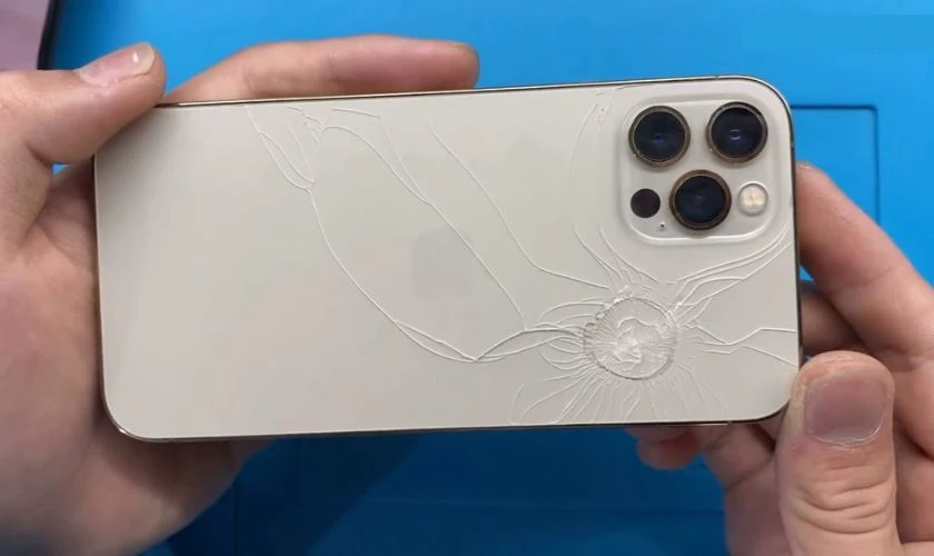 Hình ảnh iPhone 12 Pro Max vỡ mặt lưng