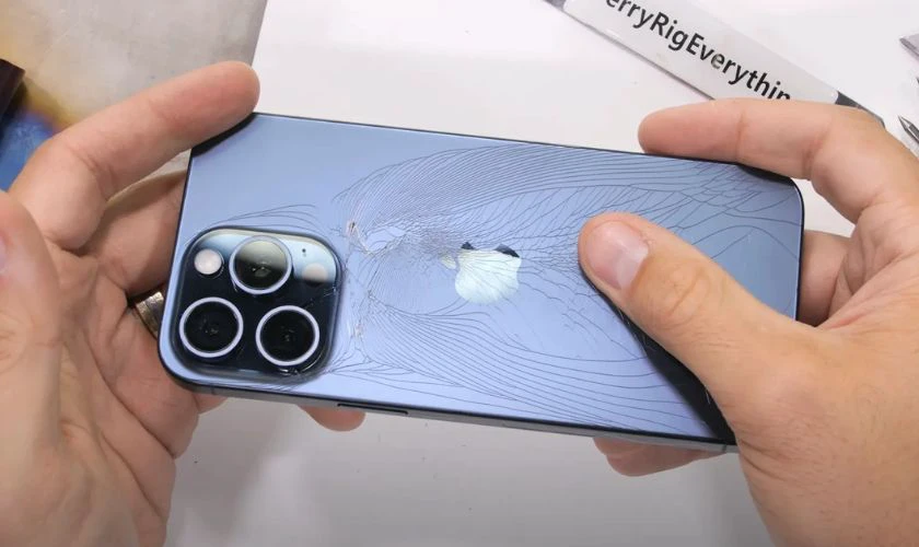 iPhone 12 Pro Max bị vỡ mặt lưng