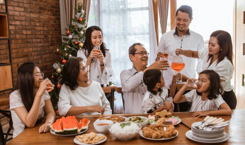 Gia đình vui vẻ bên dịp lễ Noel.