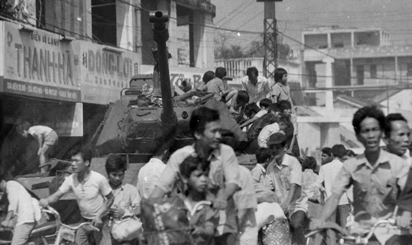 Hình ảnh người dân và trẻ em ra đường trong ngày 30/4/1975