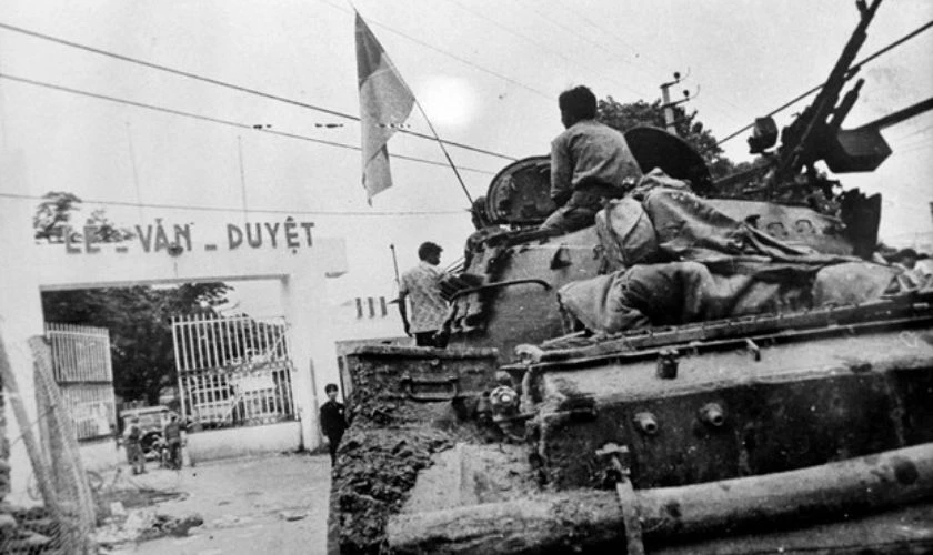 Xe tăng đánh chiếm trụ sở Biệt khu thủ đô Sài Gòn