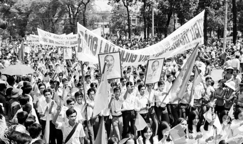 Hình ảnh nhân dân Sài Gòn diễu hành mừng thắng lợi ngày 30/4/1975
