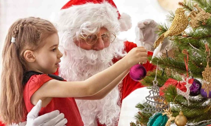 Ông già Noel và trẻ vui đùa đêm Giáng Sinh