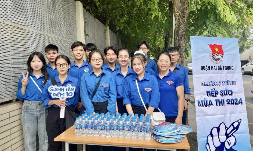 Tình nguyện viên tiếp sức mùa thi