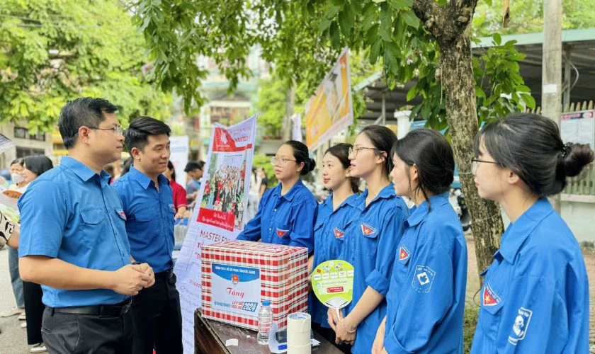 Các chiến sĩ đoàn tham gia tiếp sức mùa thi