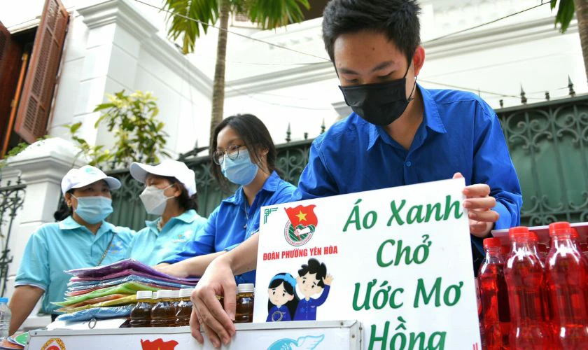 Các bạn trẻ tham gia tiếp sức mùa thi