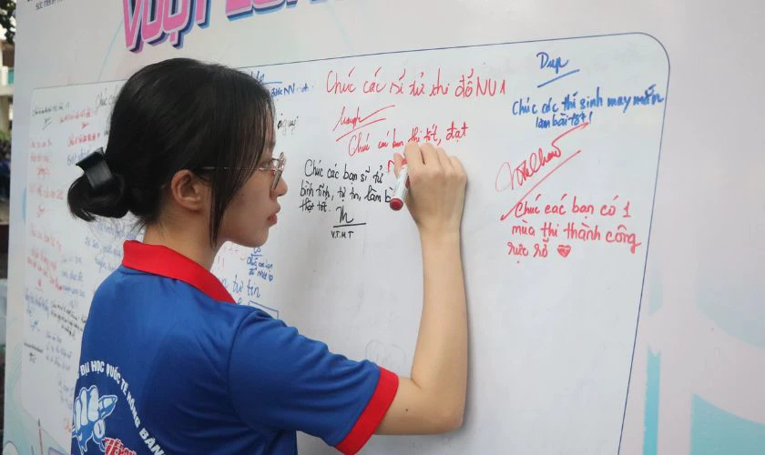 Hoạt động ghi lời chúc tiếp sức mùa thi