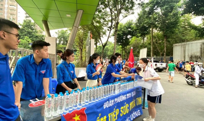 Hình ảnh tiếp sức mùa thi 2025 về sĩ tử 2k7