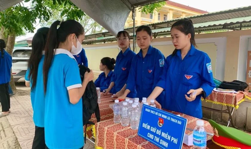 Hình ảnh tiếp sức mùa thi 2025 về sĩ tử